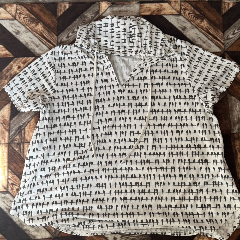 Jane and Delancey White Short-Sleeve Pullover Hoodie with Black Bird Row Print